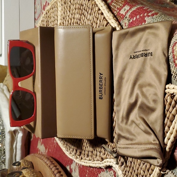 NWTO Burberry Sunglasses - Picture 1 of 14